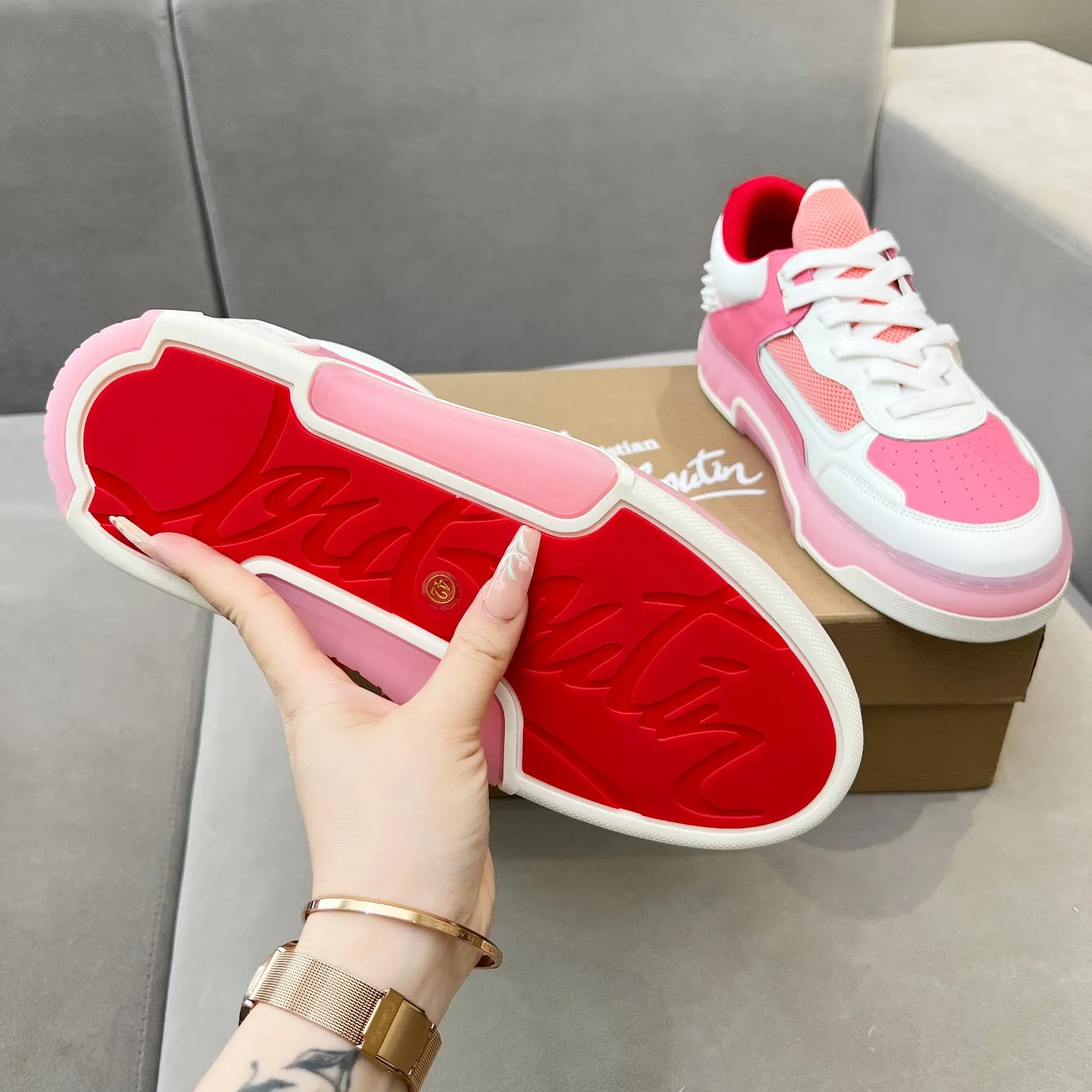 Men's shoes 💰700 🌹🌹🌹̋ Wang Junkai Yang Mi Xu Kai Zhang Jingyi Ding Chengxin Chen Muchi Wang Ziyi Same style Christian Louboutin 2024 [New product] ASTROLOUBI unisex thick-soled sports shoes red-soled shoes perfectly integrate fashion and sports, The fabrics are made of luxurious calfskin, soft suede, smooth satin and laminated leather, and the back is decorated with classic rivets. The interior is blended with a knitted tongue for added durability, breathability and quick-drying comfort. The outsole is made of a combination of EVA foam and imported rubber, and the colorful CL iconic letters on the side of the outsole show the brand's unique style. It is a ceiling-level comfortable skate shoe! ! ! Multiple colors available, currently women’s sizes 35--40
